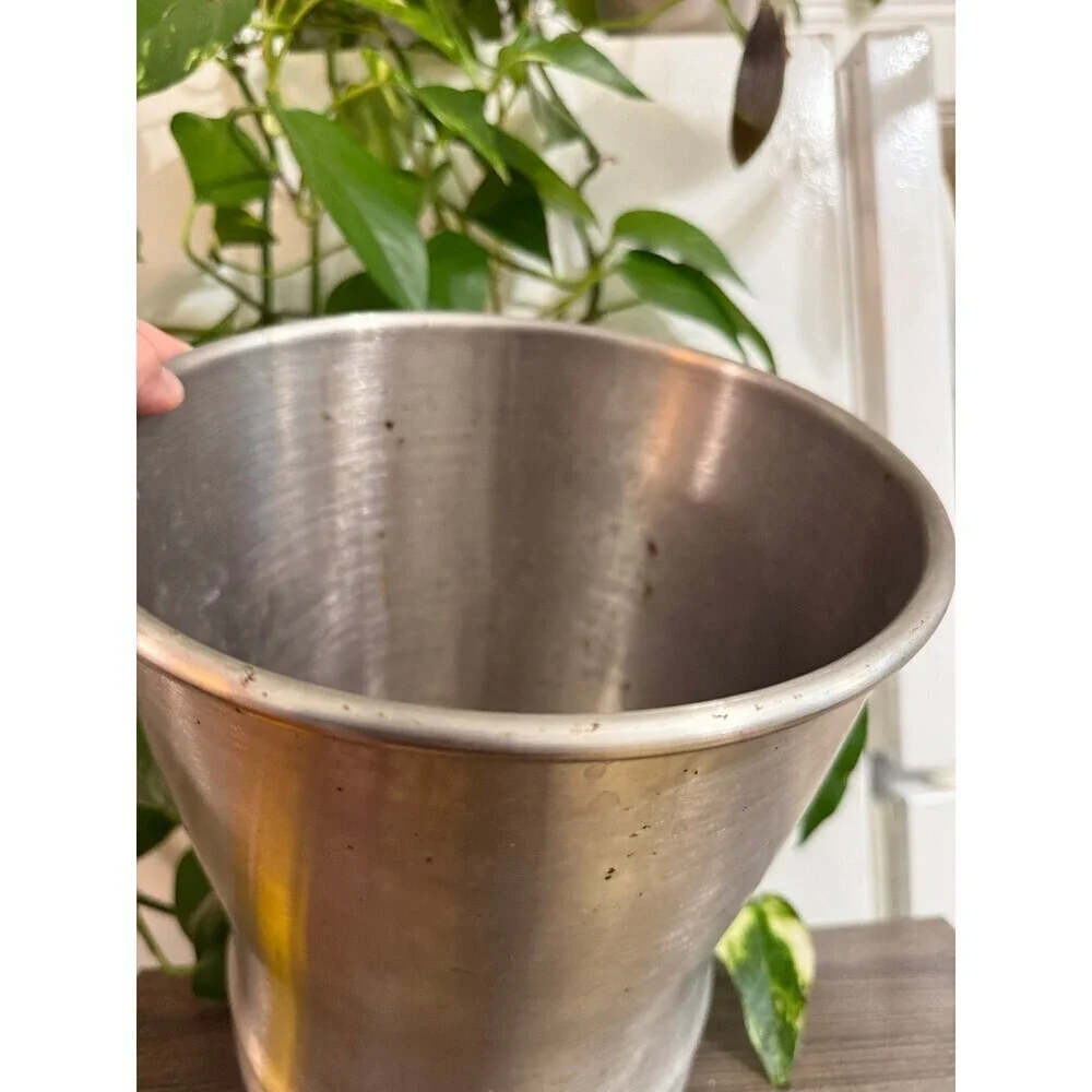 Threshold, metal waste basket